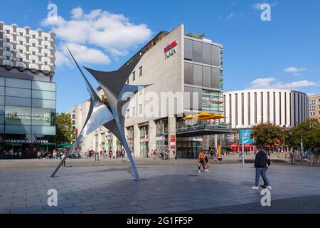 Zone piétonne Prager Strasse avec sculpture Voelkerfreundschaft et cinéma rond, Dresde, Saxe, Allemagne Banque D'Images