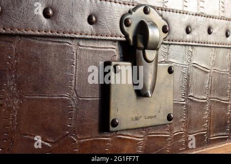 gros plan extrême du fermoir d'un ancien coffre du défroisseur recouvert de cuir gaufré et de rivets. L'inscription sur le fermoir indique Bond Street London Banque D'Images