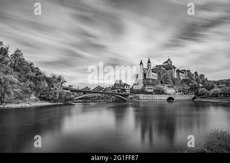 Vue sur la ville avec la rivière Aare (image infrarouge), la forteresse d'Aarburg et l'église réformée d'Aarburg, Aarburg, Zofingen, canton d'Argau, Suisse Banque D'Images