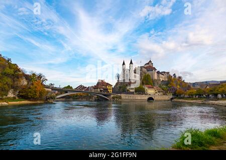 Rivière Aare, vue sur la ville, forteresse d'Aarburg, Eglise réformée d'Aarburg, Aarburg, Zofingen, Canton d'Argau, Suisse Banque D'Images