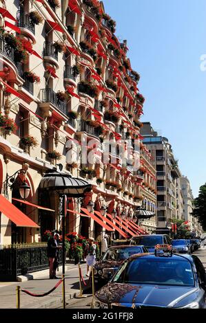 FRANCE, PARIS (75) 8ÈME ARRONDISSEMENT, AVENUE MONTAIGNE, HOTEL PLAZA ATHENEE Banque D'Images