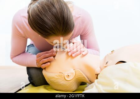 Formation femme bouche-à-bouche souffle don sur dummy Banque D'Images