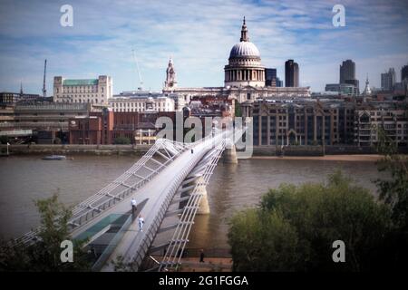 Les voyageurs traversent le Millennium Bridge en face de la cathédrale St Paul, dans le centre de Londres. Date de la photo: Lundi 7 juin 2021. Banque D'Images