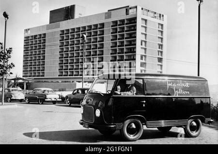 Gastronomie, Hôtel 'Hilton', transporteur devant le bâtiment de l'hôtel, Istanbul, années 1950, DROITS-SUPPLÉMENTAIRES-AUTORISATION-INFO-NON-DISPONIBLE Banque D'Images