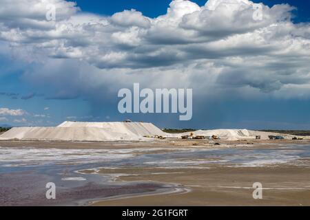 Tas de sel de mer aux salines de Giraud en Camargue, en Provence, au sud de la France Banque D'Images