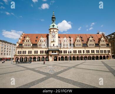 Ancien hôtel de ville, place du marché avec armoiries de ville en pavés, Leipzig, Saxe, Allemagne Banque D'Images