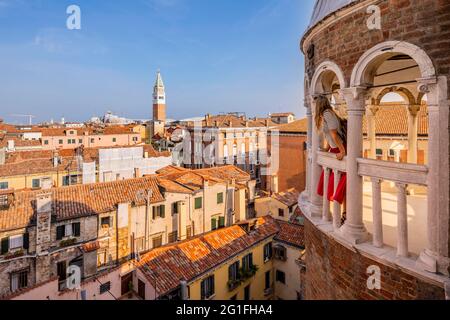 Jeune femme, touriste regardant Venise, dôme du Palazzo Contarini del Bovolo, palais avec escalier en colimaçon, Venise, Vénétie, Italie Banque D'Images