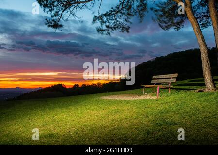 Banc de parc au lever du soleil sur le Hohenbol au-dessous du Teck, Owen, Kirchheim Teck, Esslingen, Baden-Wuerttemberg, Allemagne Banque D'Images