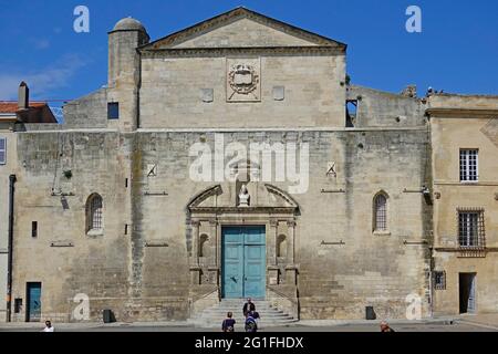 Place de la République avec ancienne église Sainte Anne d'Arles, Arles, Département Bouches-du-Rhône, région Provence Alpes Côte d'Azur, Méditerranée Banque D'Images