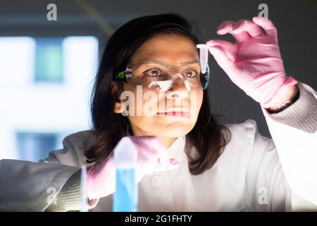 Technicien d'âge moyen en laboratoire avec blouse de laboratoire, Freiburg, BW Banque D'Images