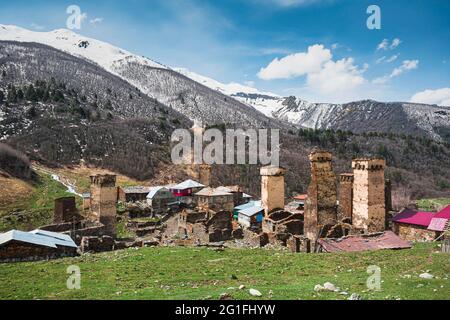 Vue sur le village, Mingrelia et la haute Vanetia Ushguli, Géorgie Banque D'Images