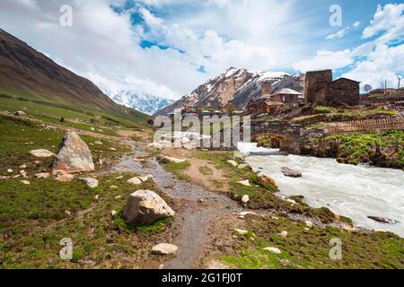 Vue sur le village, Mingrelia et la haute Vanetia Ushguli, Géorgie Banque D'Images