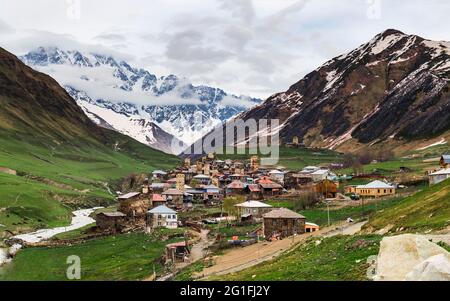 Vue sur le village, Mingrelia et la haute Vanetia Ushguli, Géorgie Banque D'Images