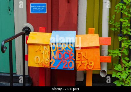 Boîtes aux lettres colorées à Vimmerby, Kalmar Laen, Smaland, Suède Banque D'Images