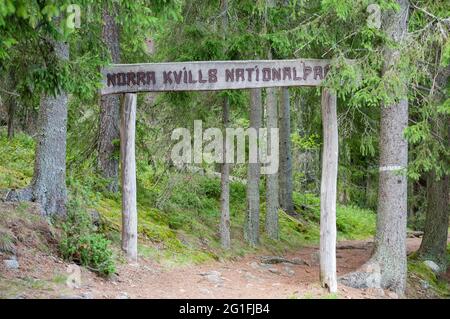 Panneau d'entrée du parc national de Norra Kvill près de Vimmerby, Smaland, Kvill, Kalmar Laen, Suède Banque D'Images