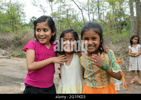 Les filles regardant le festival Anthimahakallai Kavu à Cheelakkarai près de Thrissur, Kerala, Inde Banque D'Images