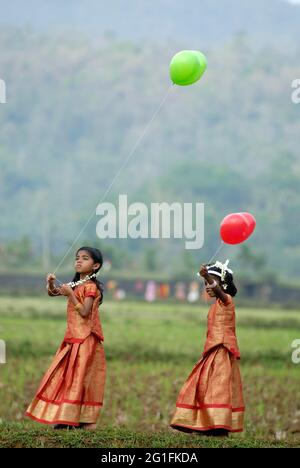 Spectateurs; festival Anthimahakallai Kavu à Cheelakkarai près de Palakkad, Kerala Banque D'Images