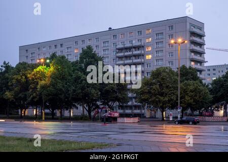 Immeuble résidentiel classé QP 64, est Karl-Marx-Allee à Alexanderplatz, crépuscule, architectes Felz, Kuschy, Stallknecht, Berlin-Mitte Banque D'Images