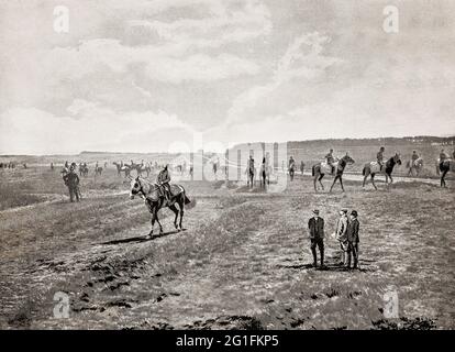 Vue de la fin du XIXe siècle des chevaux pur-sang s'entraîner sur Bury Heath près de Newmarket, une ville de marché de Suffolk, en Angleterre. Il est généralement considéré comme le centre mondial et le lieu de naissance des courses de chevaux pur-sang, datant de 1174, ce qui en fait le plus ancien lieu de course connu de l'époque post-classique. Le roi James Ier (régné de 1603 à 1625) a grandement accru la popularité des courses de chevaux là-bas, et le roi Charles Ier a suivi en inaugurant la première course de coupe en 1634. Le pavillon du Jockey Club se trouve à Newmarket, bien que son administration soit basée à Londres. Banque D'Images