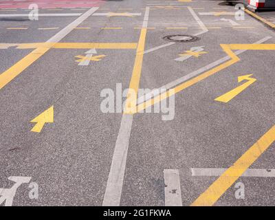 Marquage temporaire des voies pour cyclistes au croisement entre Alexanderplatz et Bernhard-Weiss-Strasse, Berlin, Allemagne Banque D'Images