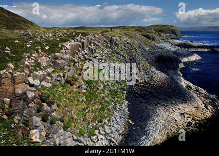 Falaise, île de roche, île de basalte, basalte par colonnes, colonnes de basalte, Couverture de basalte d'inondation, colonnes polygonales, océan Atlantique, île de Staffa, Staffa Banque D'Images