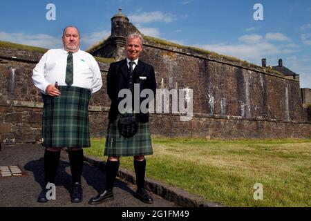 Hommes en kilts, 2 kilts, tartan, en face du château de Stirling, château, colline du château, bataille de Bannockburn, Stirling, Stirling et Falkirk, Midlands Banque D'Images