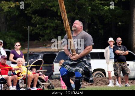 Jeux de Highlandgames, jeux de Highland, athlète, sportif, kilt, Heavy events challenge, lancer le caber, lancer, log tossing, Écosse, Amérique du Nord Banque D'Images