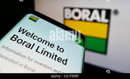 Smartphone avec le site Web de la société australienne de matériaux de construction Boral Limited à l'écran devant le logo. Faites la mise au point dans le coin supérieur gauche de l'écran du téléphone. Banque D'Images