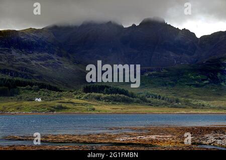 Loch Slapin, vue de Beinn Na Cro, montagnes Cullin, île de Skye, Skye, Hébrides intérieures, Hebrides, Highlands, Highland, Écosse, Royaume-Uni Banque D'Images