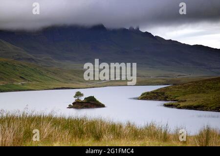 Lac, Loch Fada, île, vue de Quiraing avec aiguille de roche Old Man of Storr, Loch Fada, péninsule Trotternish, île de Skye, Skye, Brides intérieures Banque D'Images