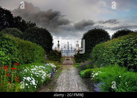 Château de Dunrobin, château, jardin, jardins de Sir Charles Barry, jardin baroque, jardin côtier italien, parterre, porte, Chemin, siège ancestral Clan Banque D'Images