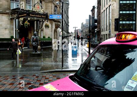 Shopping Street, Merchant City, Pink taxi, Glasgow, Écosse, Royaume-Uni Banque D'Images