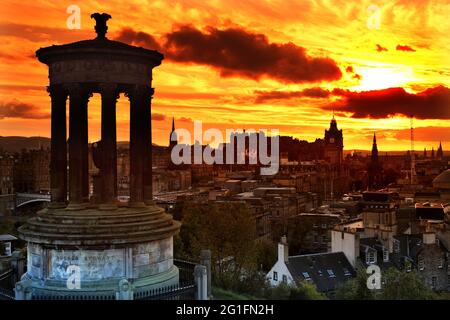 Lever du soleil, orange, Calton Hill, patrimoine mondial de l'UNESCO, monument Dugald Stewart, Vue panoramique, vue sur la rue Princess jusqu'au château d'Édimbourg, château Banque D'Images