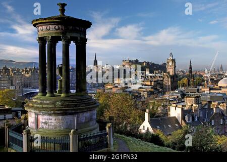 Calton Hill, patrimoine mondial de l'UNESCO, monument Dugald Stewart, vue panoramique, vue sur Princess Street jusqu'au château d'Édimbourg, château, Édimbourg Banque D'Images