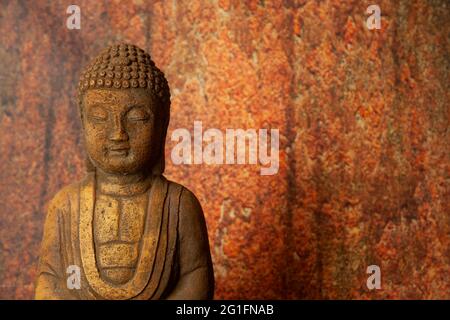 figure d'un jeune Bouddha dans un état de méditation Banque D'Images