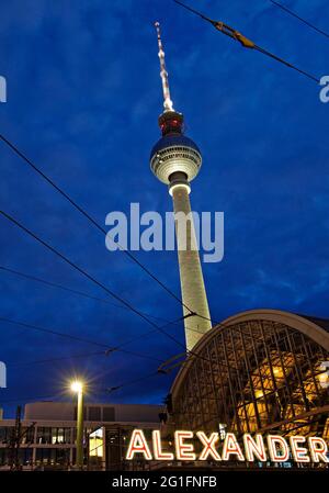 Gare de S-Bahn Alexanderplatz avec la tour de télévision de Berlin en soirée, Alexanderplatz, Berlin Mitte, Berlin, Allemagne Banque D'Images