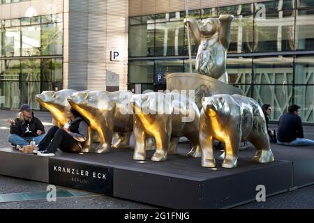 Buddy Bear Quadriga, Neues Kranzler Eck, Kurfuerstendamm, Charlottenburg, Berlin, Allemagne Banque D'Images