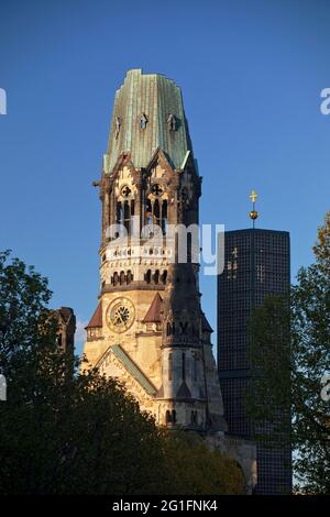 Kaiser-Wilhelm-Memorial-Church, vue partielle avec l'ancienne tour ruine et le nouveau clocher, Berlin, Allemagne Banque D'Images