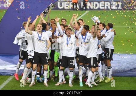 Ljubljana, Slowenien. 06e juin 2021. Photo d'équipe, équipe, équipe, photo d'équipe avec coupe, coupe, trophée, devant : Amos Pieper (GER), Mergim BERISHA (GER), Niklas Dorsch (GER), jubilation, joie, enthousiasme, cérémonie de remise des prix. Allemagne (GER) -Portugal (por) 1-0, football U-21, FINALE UEFA Under21 European Championship 2021 en Hongrie/Slovénie le 06.06.2021 à Ljubljana, Stade Stozice. Credit: dpa/Alay Live News Banque D'Images