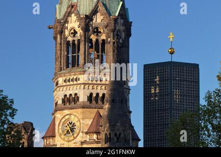 Kaiser-Wilhelm-Memorial-Church, vue partielle avec l'ancienne tour ruine et le nouveau clocher, Berlin, Allemagne Banque D'Images