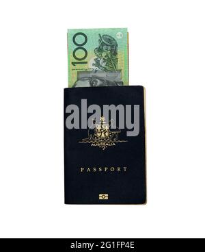 Passeport australien avec billet australien de 100 $. Argent et passeport = vacances à l'étranger Banque D'Images