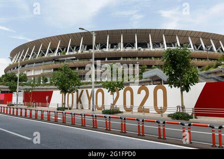 Tokyo, Japon. 7 juin 2021. Vue générale du Stade National, lieu de la cérémonie d'ouverture et des compétitions des Jeux Olympiques et Paralympiques de Tokyo en 2020. Le 3 juin a marqué 50 jours pour commencer les Jeux olympiques et paralympiques d'été de Tokyo 2020, qui se tiendront du 23 juillet au 8 août 2021. Credit: Rodrigo Reyes Marin/ZUMA Wire/Alay Live News Banque D'Images