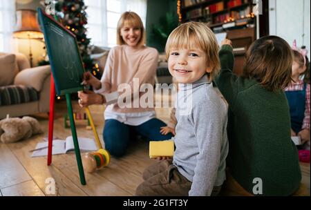 Éducation, concept de maternelle. Groupe d'enfants d'âge préscolaire à l'écoute de l'enseignant. Banque D'Images