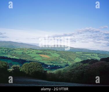 Matin d'été la vallée de Conwy vue depuis les collines au-dessus du village d'Eglwysbach Conwy Snowdonia Nord du pays de Galles Banque D'Images