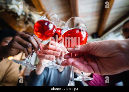 Des gens multiethniques heureux en famille pour se faire du toaster et s'amuser ensemble à la maison Banque D'Images