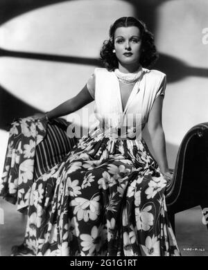 JOAN BENNETT Fashion Portrait publicité pour LES VENTS COMMERCIAUX 1938 réalisateur / histoire TAY GARNET scénario Dorothy Parker et Alan Campbell robes pour Miss Bennett par Irene Walter Wanger Productions / United Artists Banque D'Images