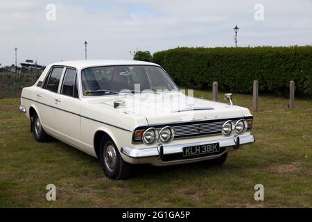 Vue des trois quarts avant d'un Ford Zephyr MkIV blanc, 1972 Banque D'Images