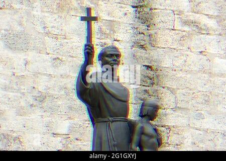 Statue à Fray Junipero Serra et Juaneno dans la place Saint François l'Assise, la Vieille Havane, Cuba Banque D'Images