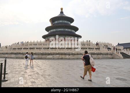 Cour jusqu'au Temple du ciel utilisé par les empereurs des dynasties Ming et Qing pour les cérémonies annuelles près du parc Zhongshan et de la Cité interdite Banque D'Images