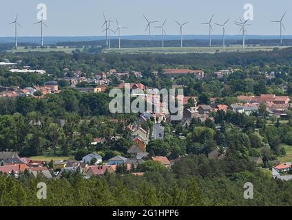 Trebbin, Allemagne. 07e juin 2021. Vue depuis la tour d'observation sur le paysage boisé dans le quartier de Teltow-Fläming jusqu'à la ville de Trebbin. Depuis 2012, il y a une tour d'observation dans le quartier Trebbin de Löwendorf. Depuis la tour de 22 mètres de haut sur le Löwendorfer Berg de 103 mètres de haut, les visiteurs ont une vue magnifique sur la campagne environnante, jusqu'à la capitale fédérale Berlin et la capitale de l'État Potsdam. Credit: Patrick Pleul/dpa-Zentralbild/ZB/dpa/Alay Live News Banque D'Images